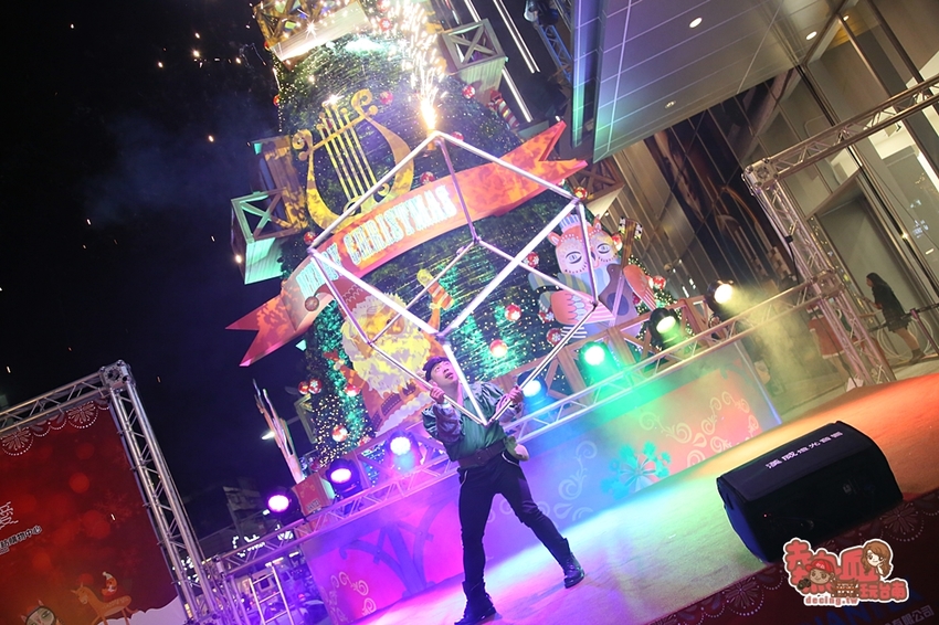 【台南景點】南紡購物中心飄雪囉，台灣第一顆點燈的耶誕樹在台南~ - 熱血玩台南。跳躍新世界