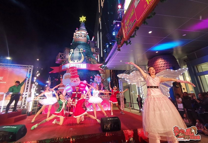 【台南景點】南紡購物中心飄雪囉，台灣第一顆點燈的耶誕樹在台南~ - 熱血玩台南。跳躍新世界