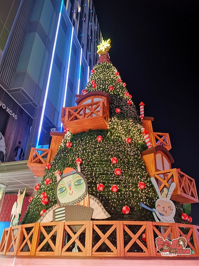 【台南景點】南紡購物中心飄雪囉，台灣第一顆點燈的耶誕樹在台南~ - 熱血玩台南。跳躍新世界