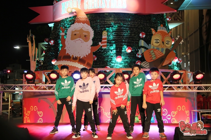 【台南景點】南紡購物中心飄雪囉，台灣第一顆點燈的耶誕樹在台南~ - 熱血玩台南。跳躍新世界