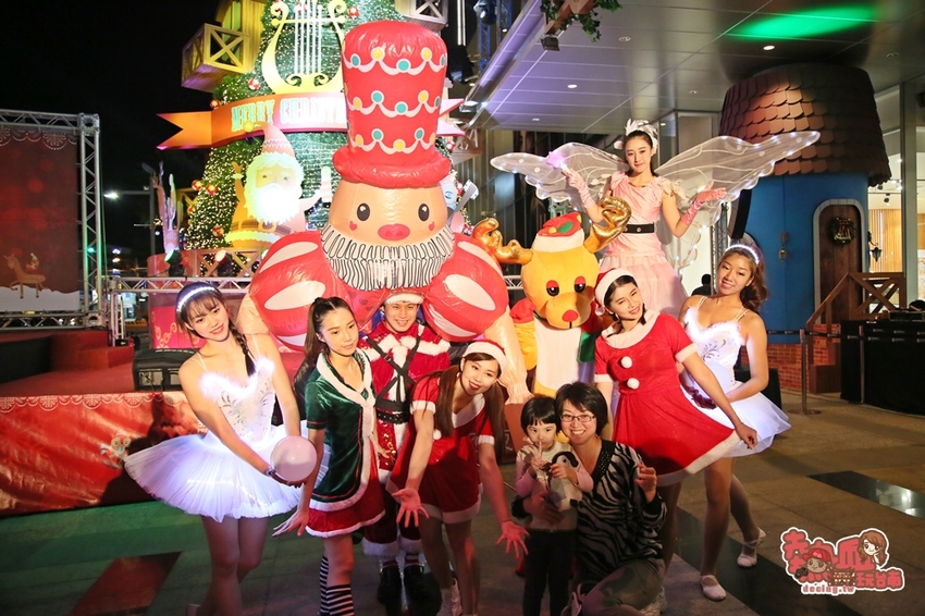 【台南景點】南紡購物中心飄雪囉，台灣第一顆點燈的耶誕樹在台南~ - 熱血玩台南。跳躍新世界