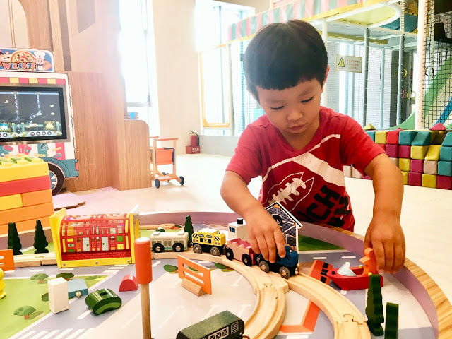 [高雄樂園] 湯姆熊歡樂世界——湯姆貝貝親子樂園（新光左營店）｜左營新光三越10樓幼兒室內樂園，不分平假日全日無限暢玩豐富感統遊具和科技玩具，一起創造孩子的歡樂童年！