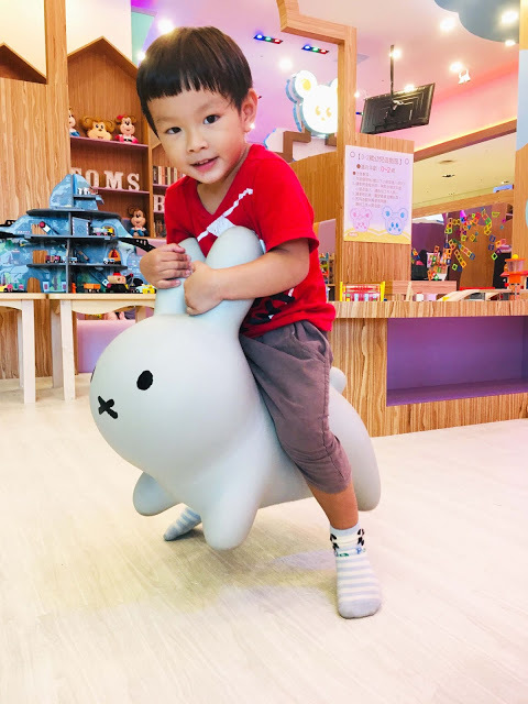 [高雄樂園] 湯姆熊歡樂世界——湯姆貝貝親子樂園（新光左營店）｜左營新光三越10樓幼兒室內樂園，不分平假日全日無限暢玩豐富感統遊具和科技玩具，一起創造孩子的歡樂童年！