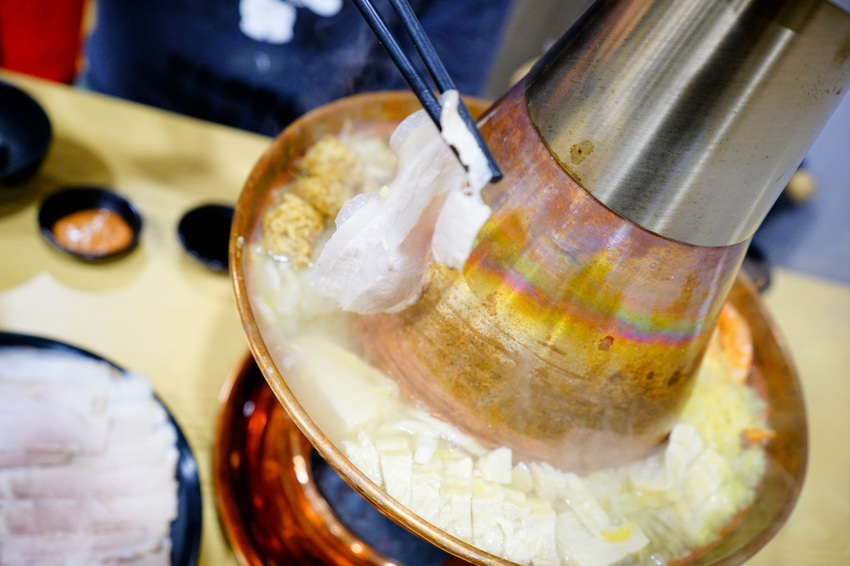 美食｜台北內湖 熹正園東北精緻麵食 正宗東北酸菜白肉鍋 近文德/港墘站東北菜推薦！