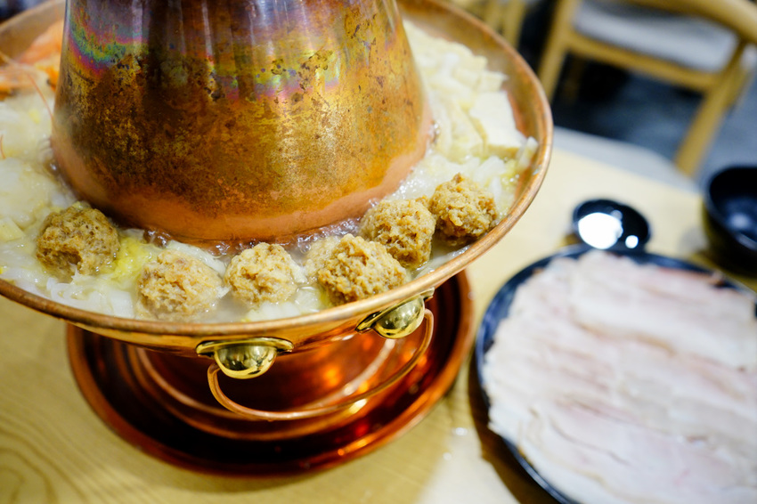 美食｜台北內湖 熹正園東北精緻麵食 正宗東北酸菜白肉鍋 近文德/港墘站東北菜推薦！