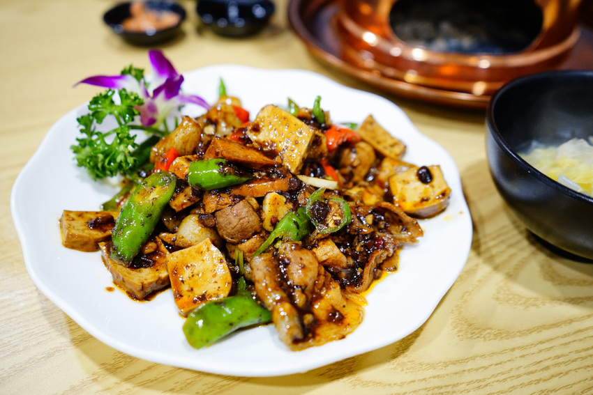 美食｜台北內湖 熹正園東北精緻麵食 正宗東北酸菜白肉鍋 近文德/港墘站東北菜推薦！