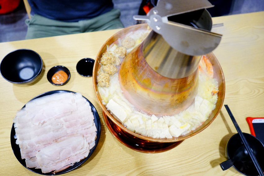 美食｜台北內湖 熹正園東北精緻麵食 正宗東北酸菜白肉鍋 近文德/港墘站東北菜推薦！