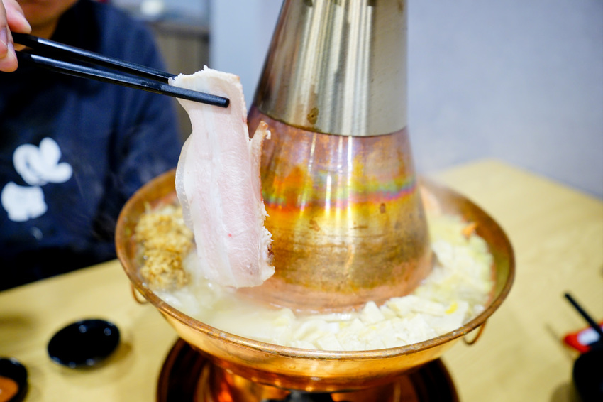 美食｜台北內湖 熹正園東北精緻麵食 正宗東北酸菜白肉鍋 近文德/港墘站東北菜推薦！