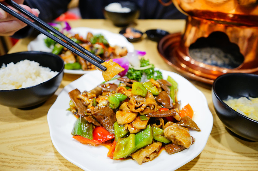 美食｜台北內湖 熹正園東北精緻麵食 正宗東北酸菜白肉鍋 近文德/港墘站東北菜推薦！
