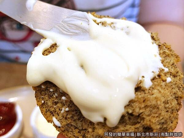 有點胖咖啡18-抹上奶油醬.jpg