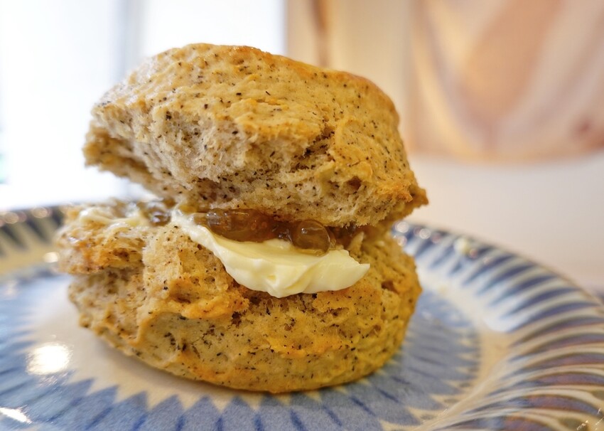 新北新莊—有點胖咖啡Plump Cafe｜與英國女王的下午茶約會 堅持傳統英式司康吃法 果醬與凝脂奶油是最佳夥伴