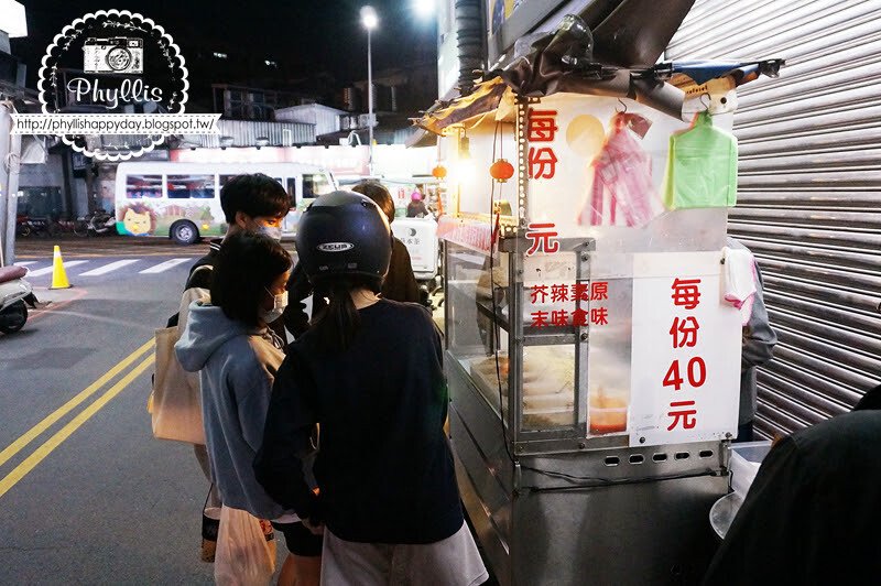 【新竹、北區】阿瑛潤餅 城隍廟美食 銅板美食 人氣排隊王 新竹在地人推薦必吃 滿滿一大捲不用只需40元 新竹城隍廟潤餅推薦 @ 相片中的菲莉絲