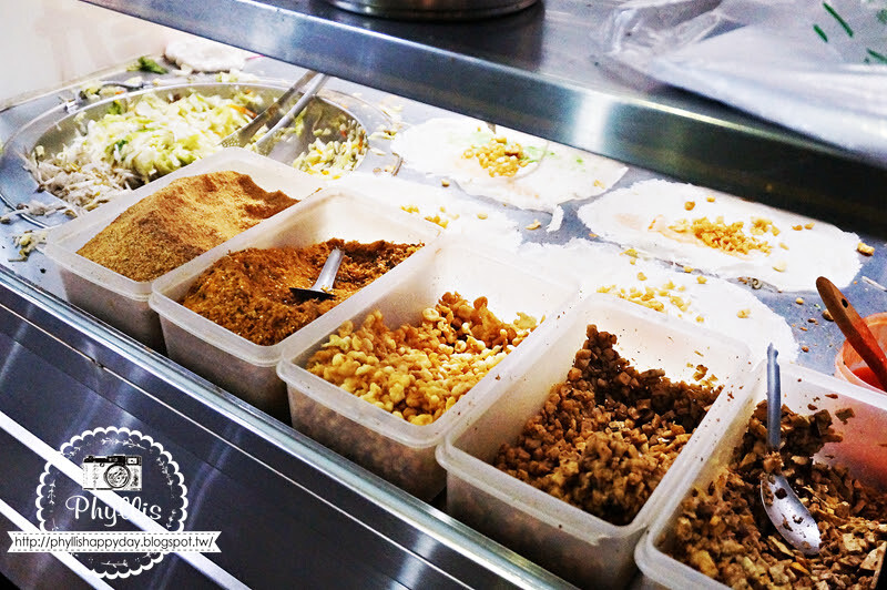 【新竹、北區】阿瑛潤餅 城隍廟美食 銅板美食 人氣排隊王 新竹在地人推薦必吃 滿滿一大捲不用只需40元 新竹城隍廟潤餅推薦 @ 相片中的菲莉絲