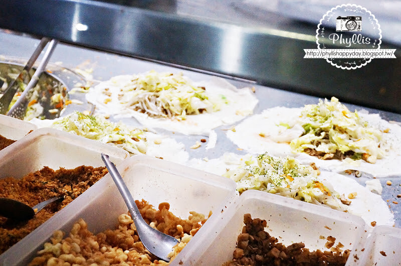 【新竹、北區】阿瑛潤餅 城隍廟美食 銅板美食 人氣排隊王 新竹在地人推薦必吃 滿滿一大捲不用只需40元 新竹城隍廟潤餅推薦 @ 相片中的菲莉絲