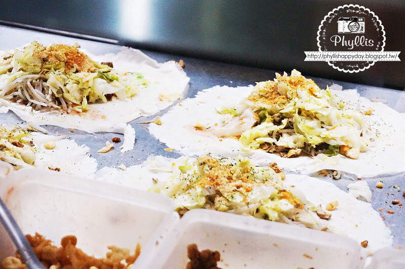 【新竹、北區】阿瑛潤餅 城隍廟美食 銅板美食 人氣排隊王 新竹在地人推薦必吃 滿滿一大捲不用只需40元 新竹城隍廟潤餅推薦 @ 相片中的菲莉絲