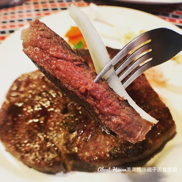中壢8House原塊炭烤牛排。不只牛排好吃，牛筋肉鍋好吃又大碗