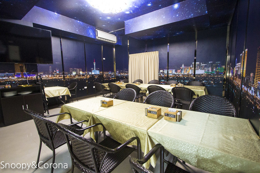 【新北市美食】林口水族主題餐廳｜ST 銀河系俱樂部｜水族寵物、下午茶～鯊魚、鸚鵡、爬蟲動物互動體驗，超另類親子餐廳