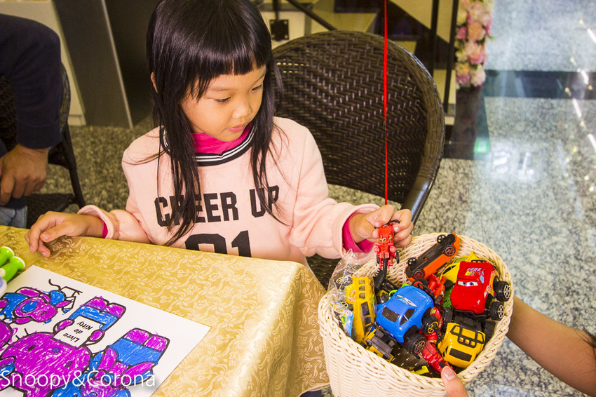 【新北市美食】林口水族主題餐廳｜ST 銀河系俱樂部｜水族寵物、下午茶～鯊魚、鸚鵡、爬蟲動物互動體驗，超另類親子餐廳