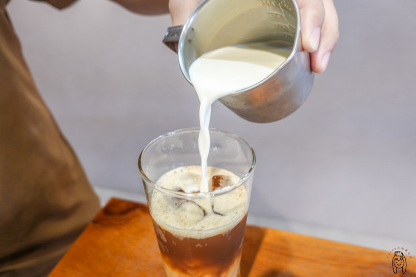 台南飲料推薦 厚鮮奶茶專賣店,使用高品質茶葉,點無糖也好喝,有一喝就會驚艷的純茶類!一不小心就會喝完。