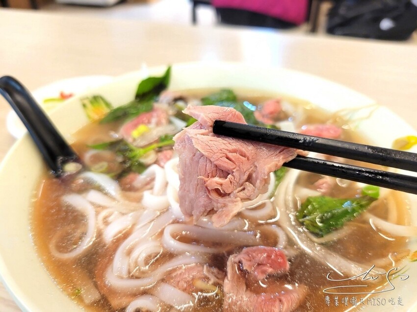 霜越南河粉復興店|東區美食,忠孝復興午餐!逛完SOGO來吃越南料理吧!櫃哥櫃姐中午吃什麼?
