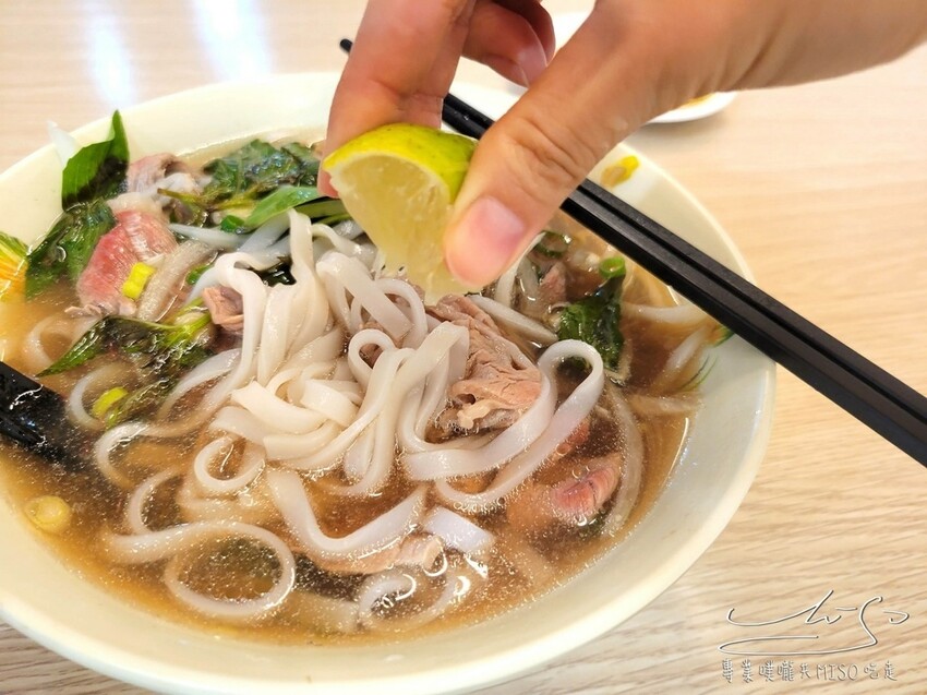 霜越南河粉復興店|東區美食,忠孝復興午餐!逛完SOGO來吃越南料理吧!櫃哥櫃姐中午吃什麼?