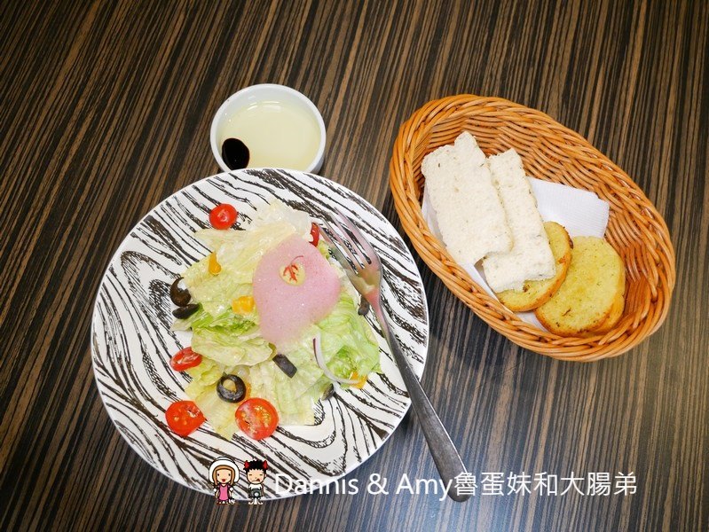 《新竹牛排美食》牛庫炭烤冷藏熟成牛排(義大利麵.燉飯)。IG打卡月亮花牆。比臉大的戰斧牛排。愛吃肉肉朋友們的首選︱(影片) 《新竹牛排美食》牛庫炭烤冷藏熟成牛排(義大利麵.燉飯)。IG打卡月亮花牆。比臉大的戰斧牛排。愛吃肉肉朋友們的首選︱(影片)