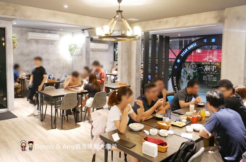 《新竹牛排美食》牛庫炭烤冷藏熟成牛排(義大利麵.燉飯)。IG打卡月亮花牆。比臉大的戰斧牛排。愛吃肉肉朋友們的首選︱(影片) 《新竹牛排美食》牛庫炭烤冷藏熟成牛排(義大利麵.燉飯)。IG打卡月亮花牆。比臉大的戰斧牛排。愛吃肉肉朋友們的首選︱(影片)