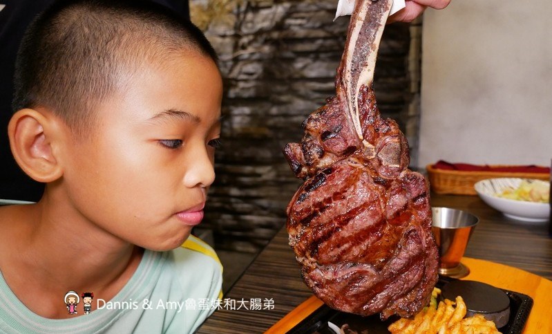 《新竹牛排美食》牛庫炭烤冷藏熟成牛排(義大利麵.燉飯)。IG打卡月亮花牆。比臉大的戰斧牛排。愛吃肉肉朋友們的首選︱(影片) 《新竹牛排美食》牛庫炭烤冷藏熟成牛排(義大利麵.燉飯)。IG打卡月亮花牆。比臉大的戰斧牛排。愛吃肉肉朋友們的首選︱(影片)