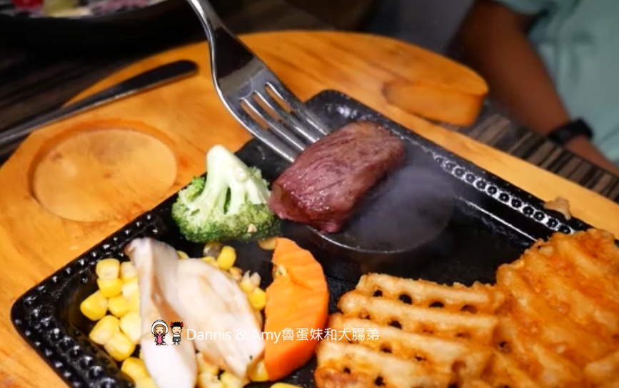 《新竹牛排美食》牛庫炭烤冷藏熟成牛排(義大利麵.燉飯)。IG打卡月亮花牆。比臉大的戰斧牛排。愛吃肉肉朋友們的首選︱(影片) 《新竹牛排美食》牛庫炭烤冷藏熟成牛排(義大利麵.燉飯)。IG打卡月亮花牆。比臉大的戰斧牛排。愛吃肉肉朋友們的首選︱(影片)