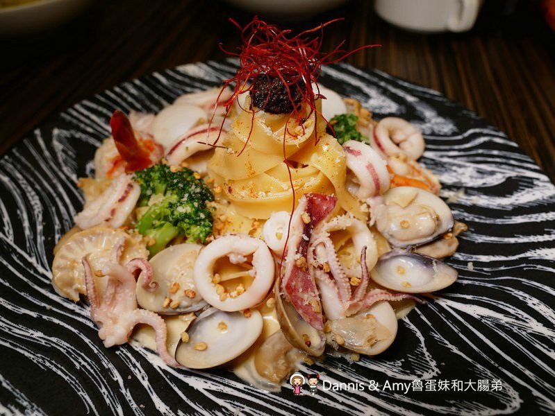 《新竹牛排美食》牛庫炭烤冷藏熟成牛排(義大利麵.燉飯)。IG打卡月亮花牆。比臉大的戰斧牛排。愛吃肉肉朋友們的首選︱(影片) 《新竹牛排美食》牛庫炭烤冷藏熟成牛排(義大利麵.燉飯)。IG打卡月亮花牆。比臉大的戰斧牛排。愛吃肉肉朋友們的首選︱(影片)