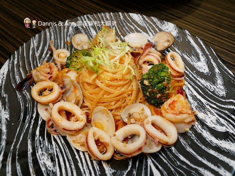 《新竹牛排美食》牛庫炭烤冷藏熟成牛排(義大利麵.燉飯)。IG打卡月亮花牆。比臉大的戰斧牛排。愛吃肉肉朋友們的首選︱(影片) 《新竹牛排美食》牛庫炭烤冷藏熟成牛排(義大利麵.燉飯)。IG打卡月亮花牆。比臉大的戰斧牛排。愛吃肉肉朋友們的首選︱(影片)