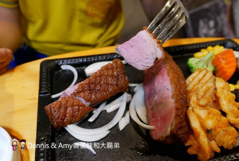 《新竹牛排美食》牛庫炭烤冷藏熟成牛排(義大利麵.燉飯)。IG打卡月亮花牆。比臉大的戰斧牛排。愛吃肉肉朋友們的首選︱(影片) 《新竹牛排美食》牛庫炭烤冷藏熟成牛排(義大利麵.燉飯)。IG打卡月亮花牆。比臉大的戰斧牛排。愛吃肉肉朋友們的首選︱(影片)