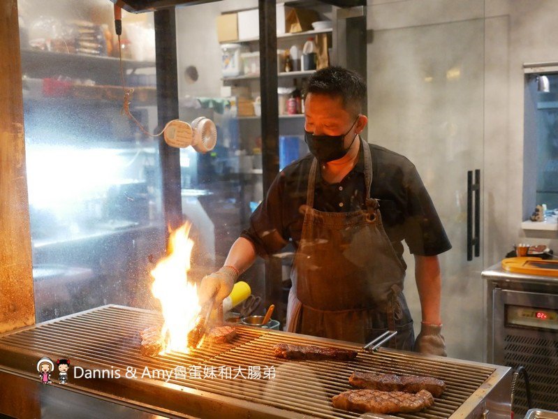 《新竹牛排美食》牛庫炭烤冷藏熟成牛排(義大利麵.燉飯)。IG打卡月亮花牆。比臉大的戰斧牛排。愛吃肉肉朋友們的首選︱(影片) 《新竹牛排美食》牛庫炭烤冷藏熟成牛排(義大利麵.燉飯)。IG打卡月亮花牆。比臉大的戰斧牛排。愛吃肉肉朋友們的首選︱(影片)