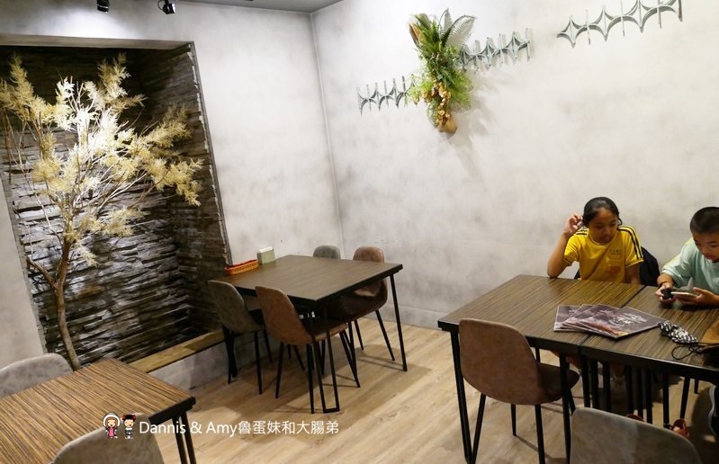 《新竹牛排美食》牛庫炭烤冷藏熟成牛排(義大利麵.燉飯)。IG打卡月亮花牆。比臉大的戰斧牛排。愛吃肉肉朋友們的首選︱(影片) 《新竹牛排美食》牛庫炭烤冷藏熟成牛排(義大利麵.燉飯)。IG打卡月亮花牆。比臉大的戰斧牛排。愛吃肉肉朋友們的首選︱(影片)