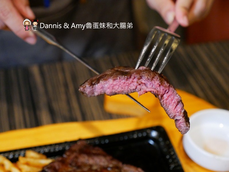 《新竹牛排美食》牛庫炭烤冷藏熟成牛排(義大利麵.燉飯)。IG打卡月亮花牆。比臉大的戰斧牛排。愛吃肉肉朋友們的首選︱(影片) 《新竹牛排美食》牛庫炭烤冷藏熟成牛排(義大利麵.燉飯)。IG打卡月亮花牆。比臉大的戰斧牛排。愛吃肉肉朋友們的首選︱(影片)
