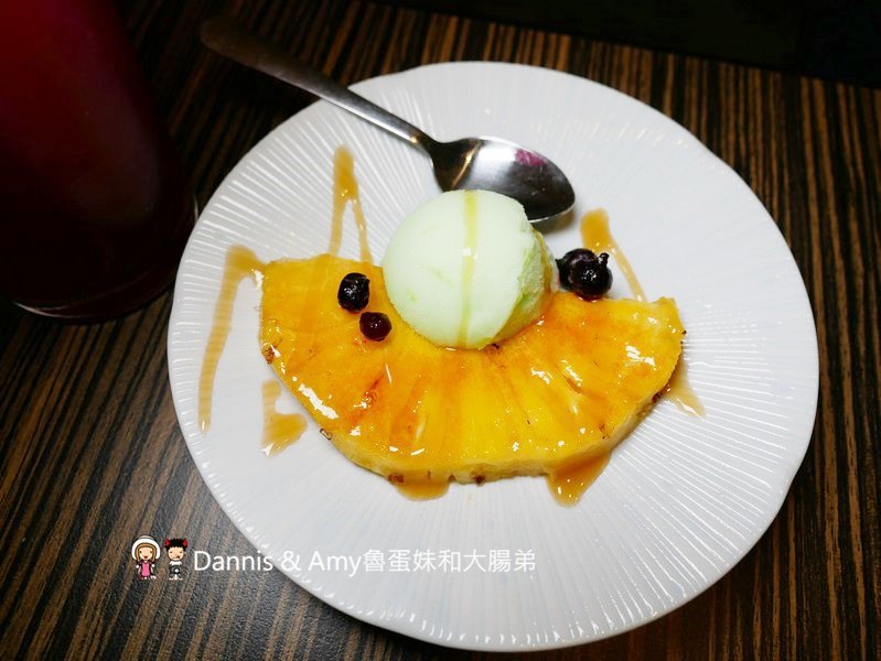 《新竹牛排美食》牛庫炭烤冷藏熟成牛排(義大利麵.燉飯)。IG打卡月亮花牆。比臉大的戰斧牛排。愛吃肉肉朋友們的首選︱(影片) 《新竹牛排美食》牛庫炭烤冷藏熟成牛排(義大利麵.燉飯)。IG打卡月亮花牆。比臉大的戰斧牛排。愛吃肉肉朋友們的首選︱(影片)