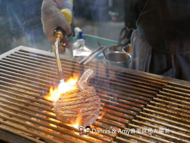 《新竹牛排美食》牛庫炭烤冷藏熟成牛排(義大利麵.燉飯)。IG打卡月亮花牆。比臉大的戰斧牛排。愛吃肉肉朋友們的首選︱(影片) 《新竹牛排美食》牛庫炭烤冷藏熟成牛排(義大利麵.燉飯)。IG打卡月亮花牆。比臉大的戰斧牛排。愛吃肉肉朋友們的首選︱(影片)