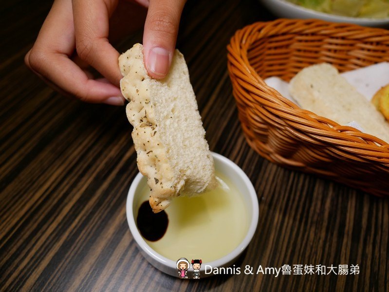 《新竹牛排美食》牛庫炭烤冷藏熟成牛排(義大利麵.燉飯)。IG打卡月亮花牆。比臉大的戰斧牛排。愛吃肉肉朋友們的首選︱(影片) 《新竹牛排美食》牛庫炭烤冷藏熟成牛排(義大利麵.燉飯)。IG打卡月亮花牆。比臉大的戰斧牛排。愛吃肉肉朋友們的首選︱(影片)