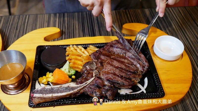 《新竹牛排美食》牛庫炭烤冷藏熟成牛排(義大利麵.燉飯)。IG打卡月亮花牆。比臉大的戰斧牛排。愛吃肉肉朋友們的首選︱(影片) 《新竹牛排美食》牛庫炭烤冷藏熟成牛排(義大利麵.燉飯)。IG打卡月亮花牆。比臉大的戰斧牛排。愛吃肉肉朋友們的首選︱(影片)