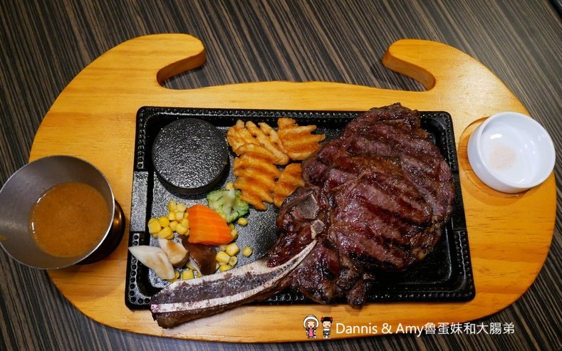 《新竹牛排美食》牛庫炭烤冷藏熟成牛排(義大利麵.燉飯)。IG打卡月亮花牆。比臉大的戰斧牛排。愛吃肉肉朋友們的首選︱(影片) 《新竹牛排美食》牛庫炭烤冷藏熟成牛排(義大利麵.燉飯)。IG打卡月亮花牆。比臉大的戰斧牛排。愛吃肉肉朋友們的首選︱(影片)