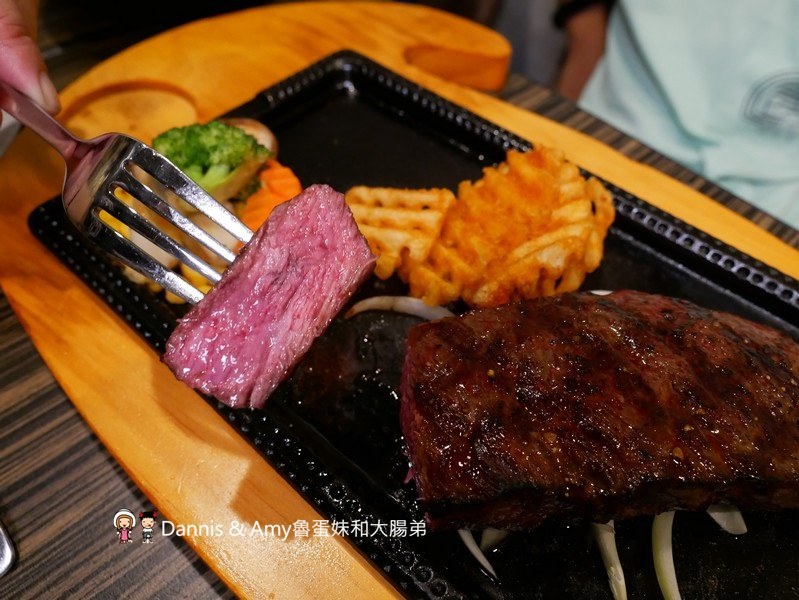 《新竹牛排美食》牛庫炭烤冷藏熟成牛排(義大利麵.燉飯)。IG打卡月亮花牆。比臉大的戰斧牛排。愛吃肉肉朋友們的首選︱(影片) 《新竹牛排美食》牛庫炭烤冷藏熟成牛排(義大利麵.燉飯)。IG打卡月亮花牆。比臉大的戰斧牛排。愛吃肉肉朋友們的首選︱(影片)