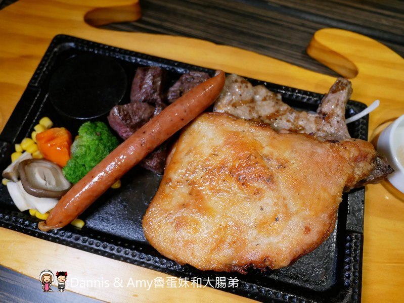 《新竹牛排美食》牛庫炭烤冷藏熟成牛排(義大利麵.燉飯)。IG打卡月亮花牆。比臉大的戰斧牛排。愛吃肉肉朋友們的首選︱(影片) 《新竹牛排美食》牛庫炭烤冷藏熟成牛排(義大利麵.燉飯)。IG打卡月亮花牆。比臉大的戰斧牛排。愛吃肉肉朋友們的首選︱(影片)