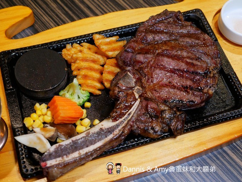 《新竹牛排美食》牛庫炭烤冷藏熟成牛排(義大利麵.燉飯)。IG打卡月亮花牆。比臉大的戰斧牛排。愛吃肉肉朋友們的首選︱(影片) 《新竹牛排美食》牛庫炭烤冷藏熟成牛排(義大利麵.燉飯)。IG打卡月亮花牆。比臉大的戰斧牛排。愛吃肉肉朋友們的首選︱(影片)