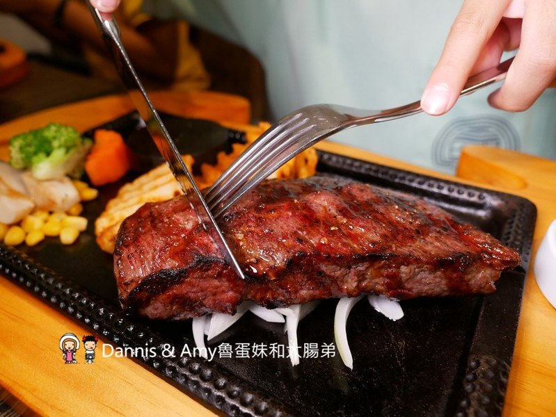 《新竹牛排美食》牛庫炭烤冷藏熟成牛排(義大利麵.燉飯)。IG打卡月亮花牆。比臉大的戰斧牛排。愛吃肉肉朋友們的首選︱(影片) 《新竹牛排美食》牛庫炭烤冷藏熟成牛排(義大利麵.燉飯)。IG打卡月亮花牆。比臉大的戰斧牛排。愛吃肉肉朋友們的首選︱(影片)