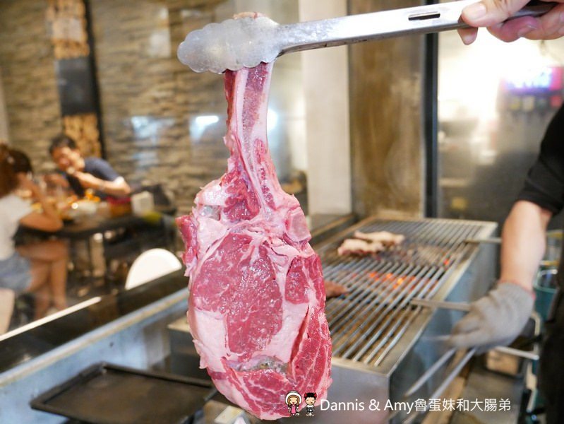 《新竹牛排美食》牛庫炭烤冷藏熟成牛排(義大利麵.燉飯)。IG打卡月亮花牆。比臉大的戰斧牛排。愛吃肉肉朋友們的首選︱(影片) 《新竹牛排美食》牛庫炭烤冷藏熟成牛排(義大利麵.燉飯)。IG打卡月亮花牆。比臉大的戰斧牛排。愛吃肉肉朋友們的首選︱(影片)