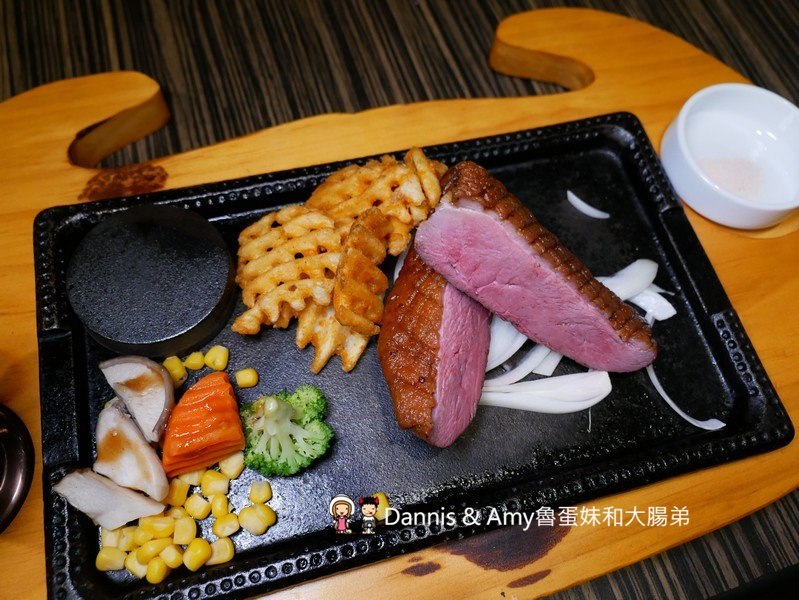 《新竹牛排美食》牛庫炭烤冷藏熟成牛排(義大利麵.燉飯)。IG打卡月亮花牆。比臉大的戰斧牛排。愛吃肉肉朋友們的首選︱(影片) 《新竹牛排美食》牛庫炭烤冷藏熟成牛排(義大利麵.燉飯)。IG打卡月亮花牆。比臉大的戰斧牛排。愛吃肉肉朋友們的首選︱(影片)