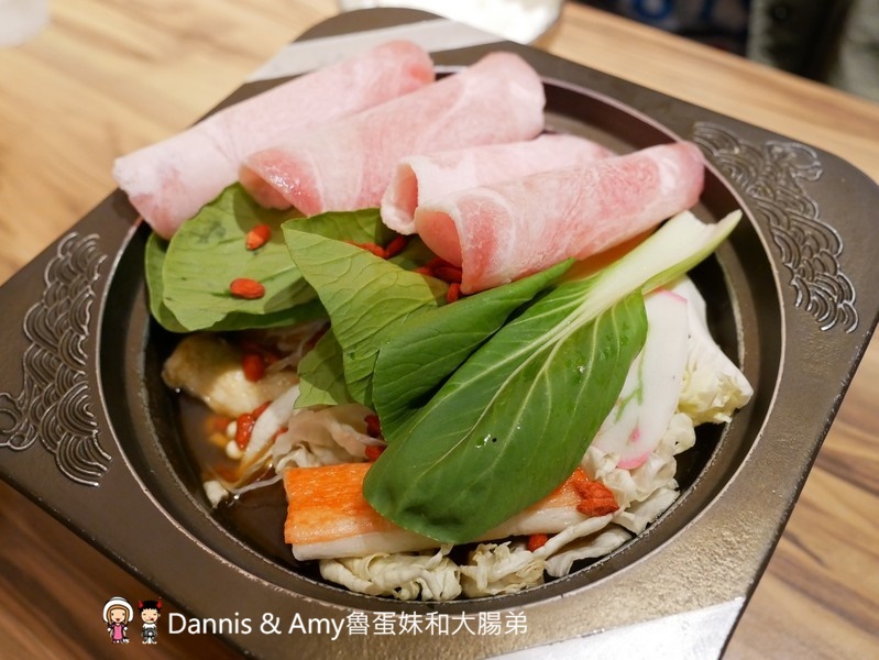 《竹北小火鍋吃吃看》皇心御膳風味鍋物-竹北中正東店。滷肉飯,爆米花,飲料冷飲,霜淇淋,杜老爺無限享用吃到飽。自由配鍋品140元︱（影片）