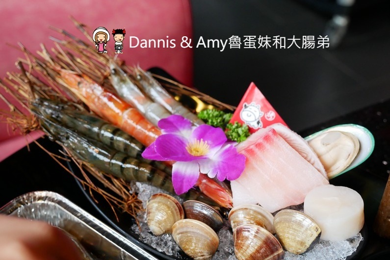 《新竹竹北火鍋吃到飽餐廳》小蒙牛頂級麻辣養生鍋（烤）竹北店 。火烤兩吃還有11月每日限量芋頭牛奶鍋可以嘗鮮。各式肉品海鮮杯裝哈根達斯冰淇淋啤酒隨你點︱（影片）