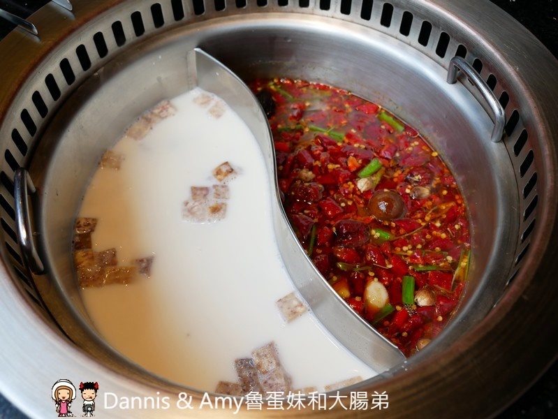 《新竹竹北火鍋吃到飽餐廳》小蒙牛頂級麻辣養生鍋（烤）竹北店 。火烤兩吃還有11月每日限量芋頭牛奶鍋可以嘗鮮。各式肉品海鮮杯裝哈根達斯冰淇淋啤酒隨你點︱（影片）