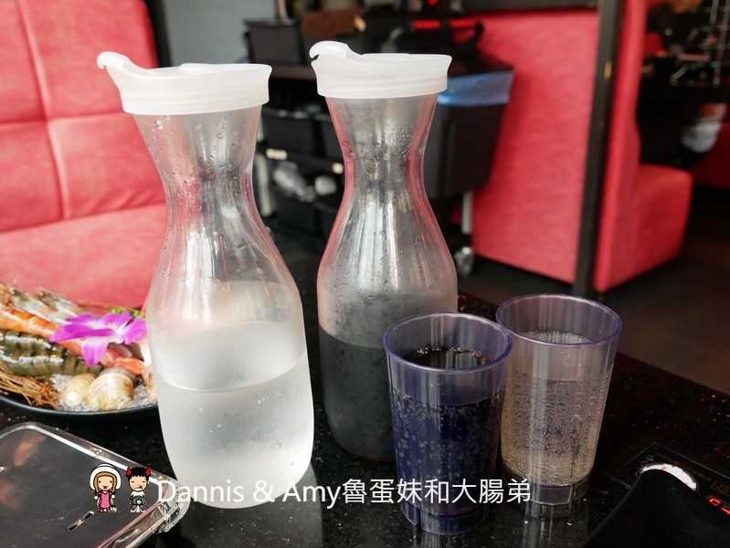 《新竹竹北火鍋吃到飽餐廳》小蒙牛頂級麻辣養生鍋（烤）竹北店 。火烤兩吃還有11月每日限量芋頭牛奶鍋可以嘗鮮。各式肉品海鮮杯裝哈根達斯冰淇淋啤酒隨你點︱（影片）